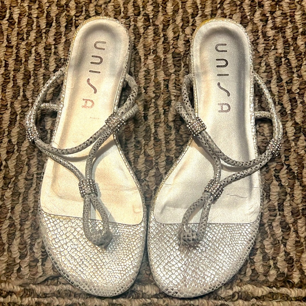 Unisa silver and white metallic thing sandals size 8.5 in great condition